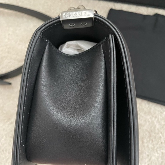 New Chanel small tweed boy with faux pearls flap bag - Picture 7 of 10